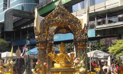 Алтарь или святыня Эраван (Erawan Shrine) в Бангкоке